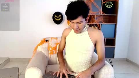 Snapshot of e_r_o_s_ chatting on 11/02/25, 07:49 John online show from 11/02/25, 07:49