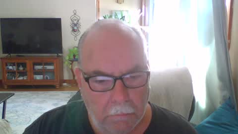 Snapshot of earl52 chatting on 10/04/25, 05:00 earl52 online show from 10/04/25, 05:00