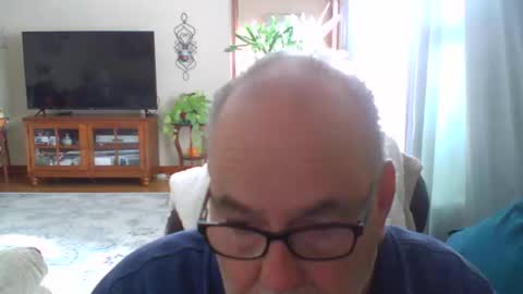 Snapshot of earl52 chatting on 10/15/25, 07:47 earl52 online show from 10/15/25, 07:47