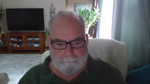 Snapshot of earl52 chatting on 04/05/26, 02:47 earl52 online show from 04/05/26, 02:47