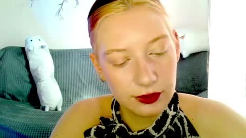 Lily online show from 04/17/26, 07:33