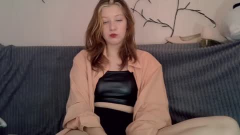 Snapshot of earn_my_lily chatting on 05/02/26, 05:12 Lily online show from 05/02/26, 05:12
