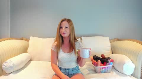Snapshot of eatmygingersnapps chatting on 09/16/25, 03:02 Allison online show from 09/16/25, 03:02