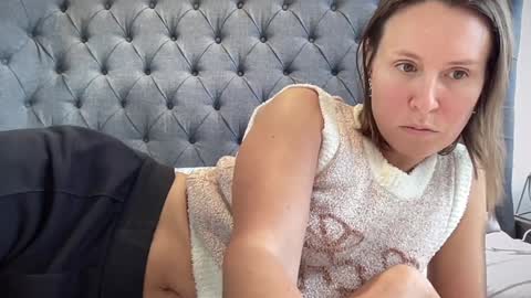 Snapshot of eatmypie69 chatting on 10/15/25, 08:47 Nadia Ferreira online show from 10/15/25, 08:47