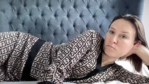 Nadia Ferreira  online show from 11/10/25, 11:53