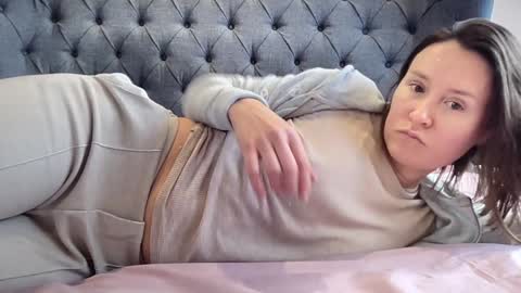 Nadia Ferreira  online show from 12/01/25, 10:42