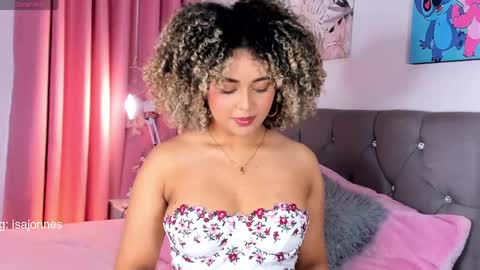 Snapshot of ebony_curly2 chatting on 04/26/26, 06:05 isa online show from 04/26/26, 06:05
