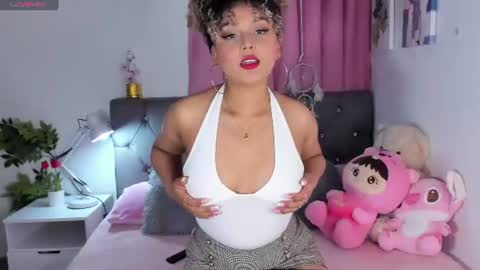 Snapshot of ebony_curly2 chatting on 07/04/26, 11:22 isa online show from 07/04/26, 11:22