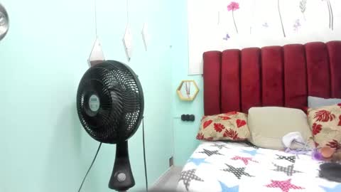 Snapshot of ebony_hot_25 chatting on 10/29/25, 11:39 ebony_hot_25 online show from 10/29/25, 11:39