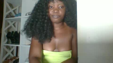 Snapshot of ebony_malkia chatting on 12/14/25, 05:07 Malikia online show from 12/14/25, 05:07