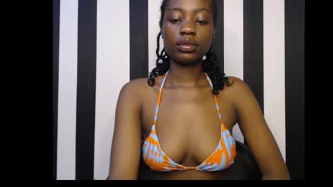 Snapshot of ebony_petitequeen chatting on 09/19/25, 08:16 Ella online show from 09/19/25, 08:16
