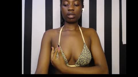 Snapshot of ebony_petitequeen chatting on 09/21/25, 09:49 Ella online show from 09/21/25, 09:49