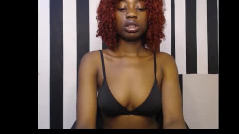 Snapshot of ebony_petitequeen chatting on 09/29/25, 12:10 Ella online show from 09/29/25, 12:10