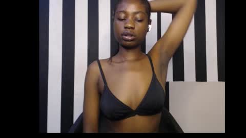 Snapshot of ebony_petitequeen chatting on 10/06/25, 12:57 Ella online show from 10/06/25, 12:57