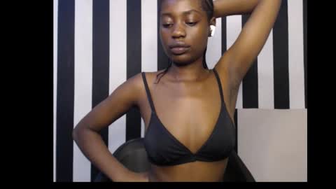Snapshot of ebony_petitequeen chatting on 10/07/25, 01:03 Ella online show from 10/07/25, 01:03