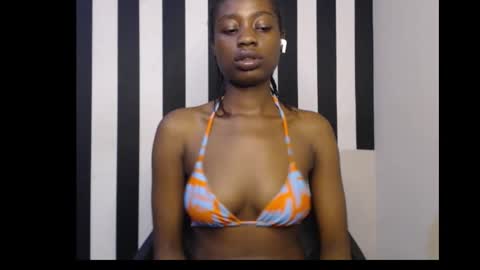 Snapshot of ebony_petitequeen chatting on 10/13/25, 01:05 Ella online show from 10/13/25, 01:05