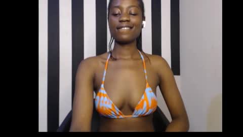 Snapshot of ebony_petitequeen chatting on 10/13/25, 01:11 Ella online show from 10/13/25, 01:11