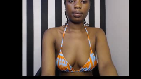 Snapshot of ebony_petitequeen chatting on 10/15/25, 08:42 Ella online show from 10/15/25, 08:42
