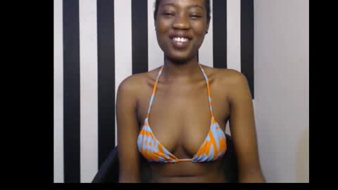 Snapshot of ebony_petitequeen chatting on 10/16/25, 09:32 Ella online show from 10/16/25, 09:32