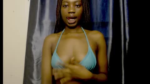 Snapshot of ebony_petitequeen chatting on 10/18/25, 09:54 Ella online show from 10/18/25, 09:54