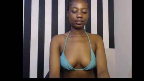 Snapshot of ebony_petitequeen chatting on 10/19/25, 10:05 Ella online show from 10/19/25, 10:05