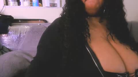 Snapshot of ebonygoddesskira chatting on 01/14/25, 05:01  Ebony Goddess Kira  online show from 01/14/25, 05:01