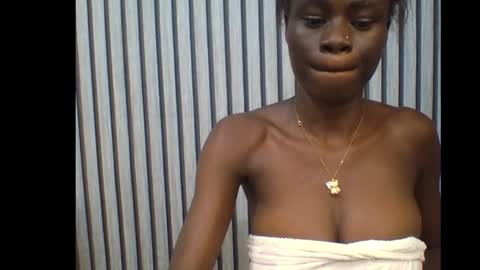 Snapshot of ebonypetiti chatting on 10/12/25, 01:59 queen online show from 10/12/25, 01:59