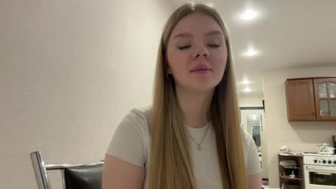 Snapshot of eddielaursen chatting on 04/08/26, 12:49 Mia online show from 04/08/26, 12:49