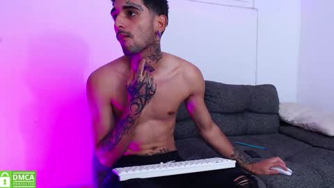 Snapshot of edward_johnsonn chatting on 12/16/25, 01:27 edward_johnsonn online show from 12/16/25, 01:27