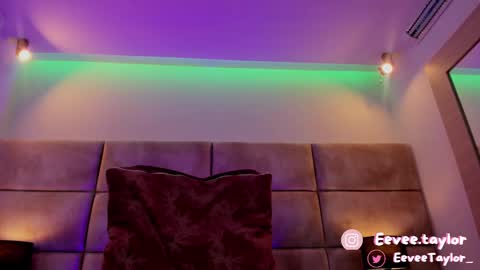 Snapshot of eevee_taylor chatting on 02/12/25, 12:01 Eevee online show from 02/12/25, 12:01