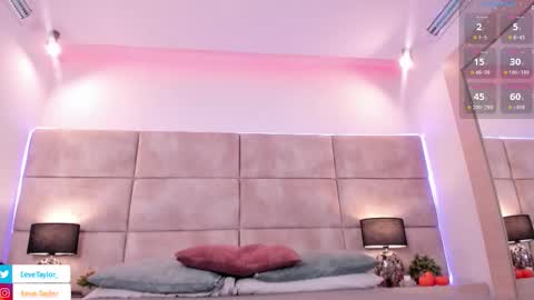 Snapshot of eevee_taylor chatting on 10/22/25, 03:18 Eevee online show from 10/22/25, 03:18