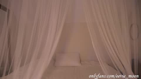 Snapshot of eevie_moon chatting on 02/28/25, 07:37 eevie online show from 02/28/25, 07:37