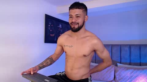 eevil_boys_77 online show from 10/27/25, 11:58