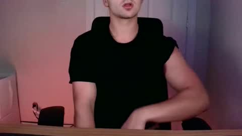 Snapshot of ehhchris chatting on 11/05/25, 02:11 ehhchris online show from 11/05/25, 02:11