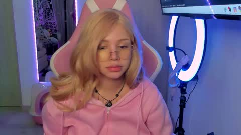 Ela online show from 11/19/25, 06:02