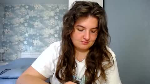 Snapshot of elanis_blair chatting on 06/08/26, 01:33 Elanis online show from 06/08/26, 01:33