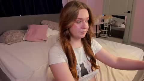 Snapshot of elara_boreall chatting on 06/15/26, 12:07 Elara online show from 06/15/26, 12:07