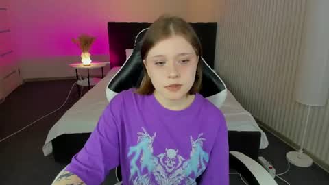 Snapshot of elara_irving chatting on 07/07/26, 02:58 Elly online show from 07/07/26, 02:58