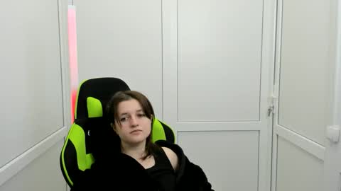 Evie online show from 04/13/26, 06:41