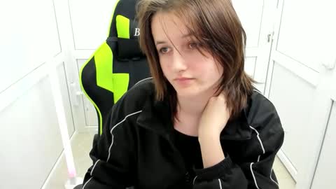 Evie online show from 04/16/26, 06:47