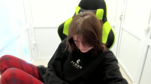 Evie online show from 04/17/26, 07:22