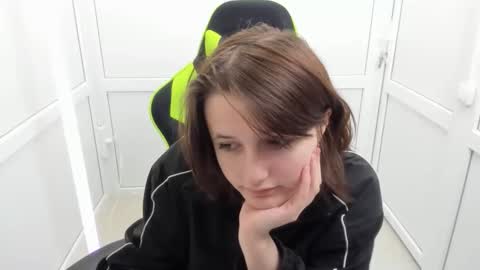 Evie online show from 04/20/26, 07:00