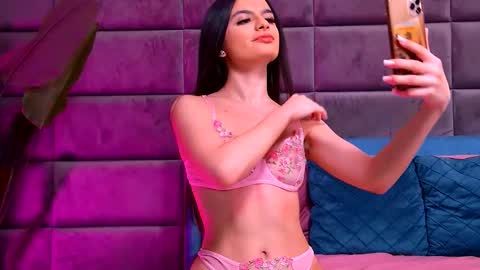 Snapshot of elaramorel chatting on 12/14/25, 04:40 Elara online show from 12/14/25, 04:40