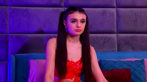 Snapshot of elaramorel chatting on 12/16/25, 04:39 Elara online show from 12/16/25, 04:39