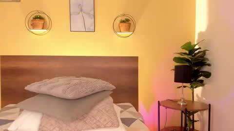 Snapshot of elawalker1 chatting on 10/20/25, 08:53 Ela online show from 10/20/25, 08:53