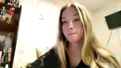 Snapshot of elaynecinco chatting on 02/16/26, 02:35 MIa online show from 02/16/26, 02:35