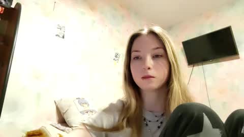 Snapshot of elaynecinco chatting on 02/18/26, 12:23 MIa online show from 02/18/26, 12:23