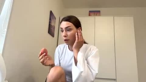 Mia online show from 07/08/26, 12:42