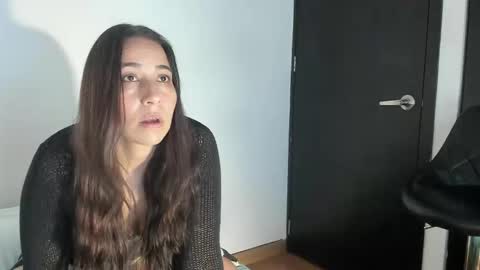 Snapshot of electra_hunt chatting on 12/30/24, 10:34 Electra- Please help me reach 100 likes online show from 12/30/24, 10:34