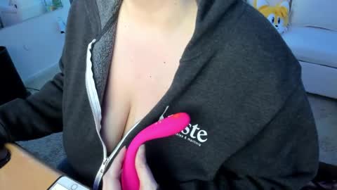 Snapshot of electrifiedlove_ chatting on 02/19/25, 09:03 electrifiedlove_ online show from 02/19/25, 09:03